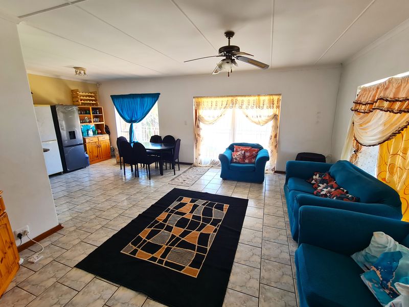 Versatile Home and Flat with Fantastic Rental Income in C Place, Jeffreys Bay - Photo 6