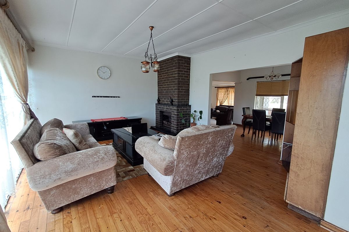 Spacious Family Home with Entertaining Potential and Room to Make It Your Own - Photo 4