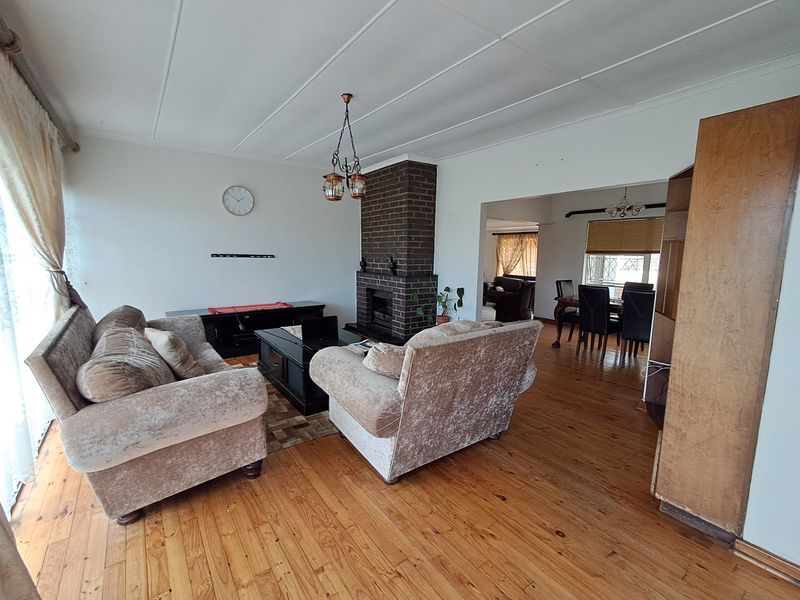 Spacious Family Home with Entertaining Potential and Room to Make It Your Own - Photo 4