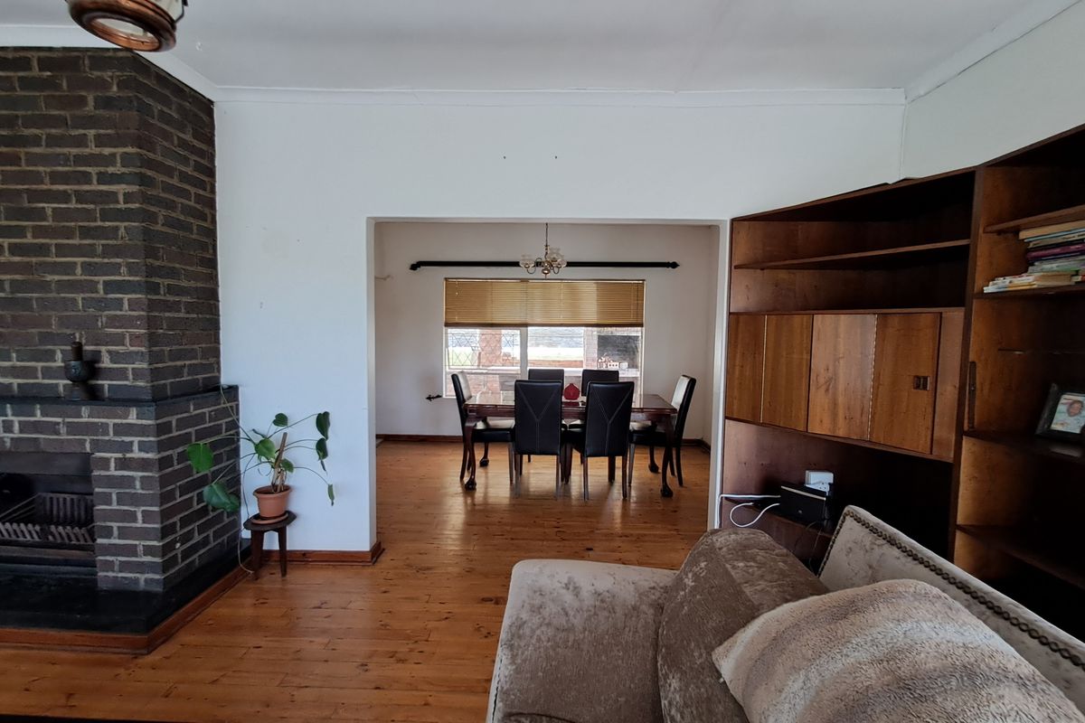 Spacious Family Home with Entertaining Potential and Room to Make It Your Own - Photo 5