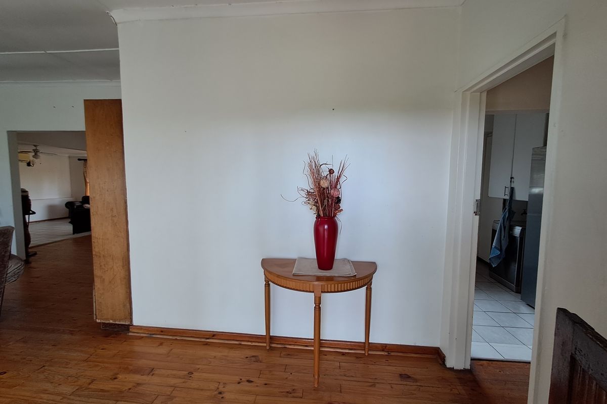 Spacious Family Home with Entertaining Potential and Room to Make It Your Own - Photo 3