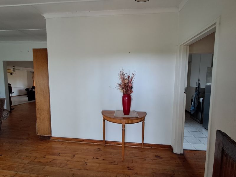 Spacious Family Home with Entertaining Potential and Room to Make It Your Own - Photo 3