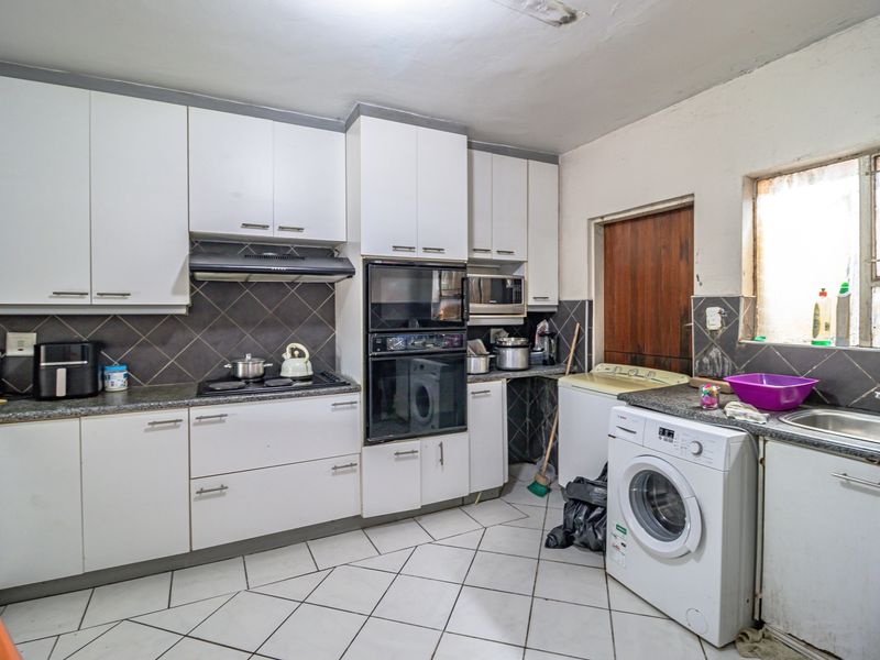 3 bed 3.5 bath Double Storey "Diamond in the Rough" - Photo 3