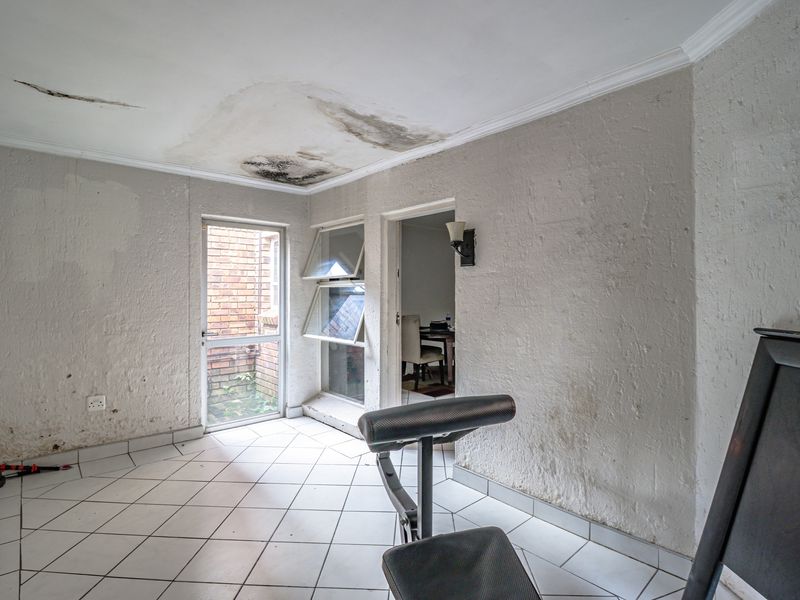 3 bed 3.5 bath Double Storey "Diamond in the Rough" - Photo 10