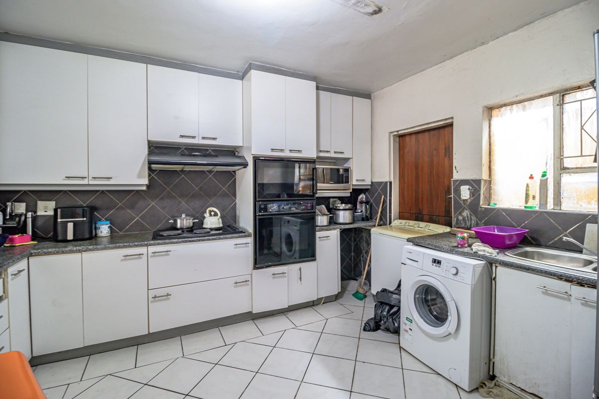 3 bed 3.5 bath Double Storey "Diamond in the Rough" - Photo 3
