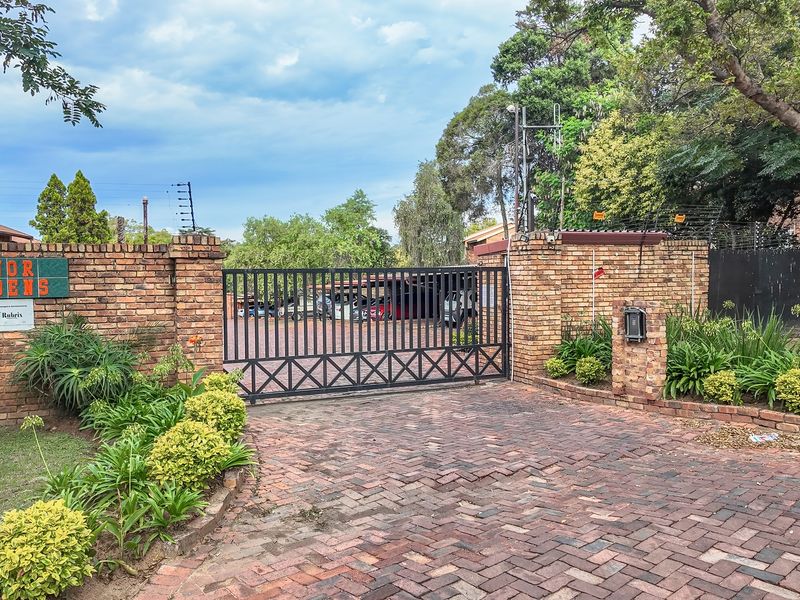 3 bed 3.5 bath Double Storey "Diamond in the Rough"
