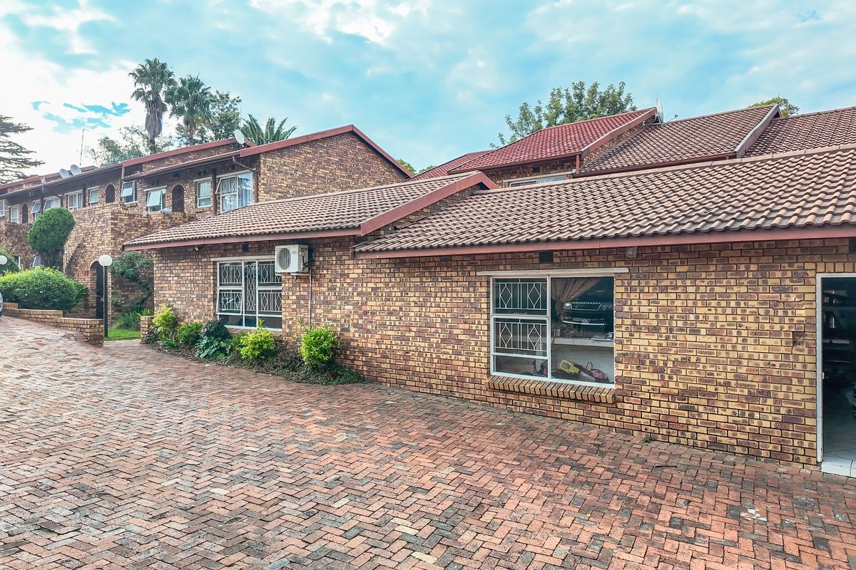 3 bed 3.5 bath Double Storey "Diamond in the Rough" - Photo 2