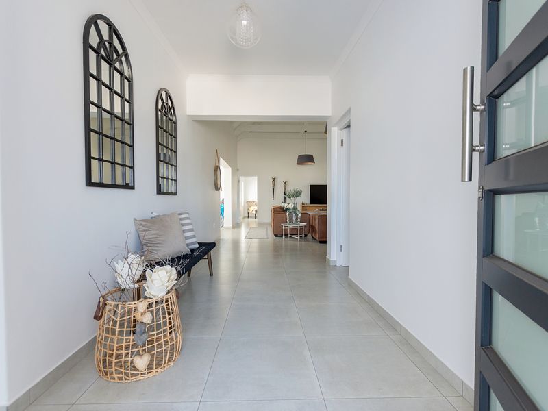 Exclusive Mandate: Coastal Luxury in Britannia Bay - Photo 2