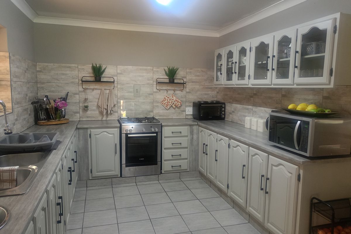 Spacious 1.2ha Family Home with Flatlet Potential - Photo 4