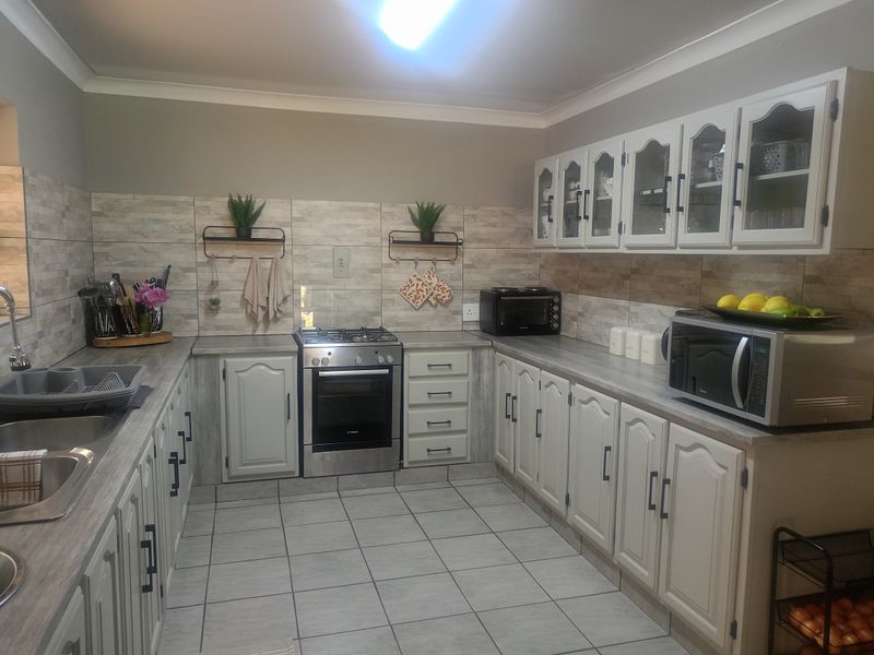 Spacious 1.2ha Family Home with Flatlet Potential - Photo 4