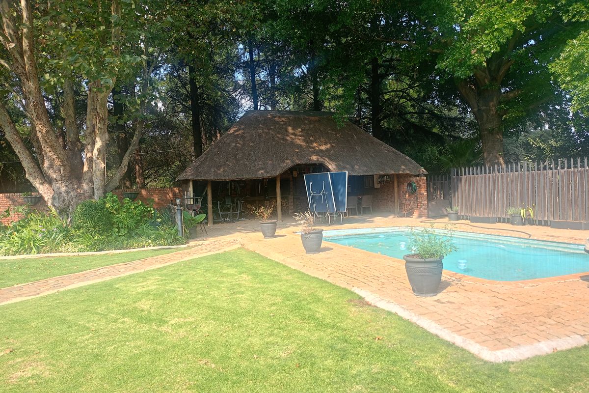 Spacious 1.2ha Family Home with Flatlet Potential - Photo 2