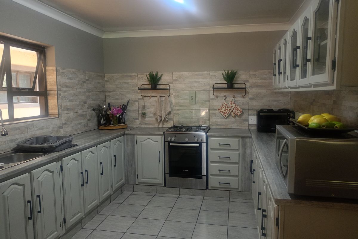 Spacious 1.2ha Family Home with Flatlet Potential - Photo 5