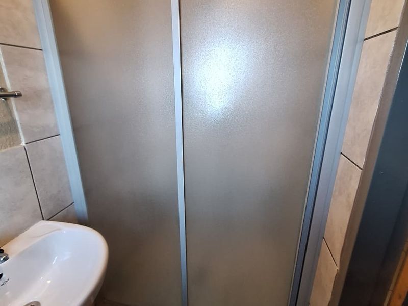 Charming 3-bedroom house to let in Klarinet, Witbank - Photo 5