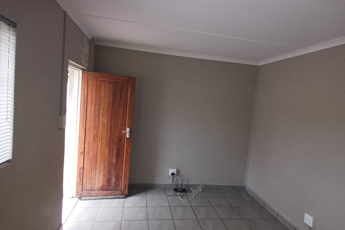 One Bedroom Flat to Let in Bergsig - Photo 3