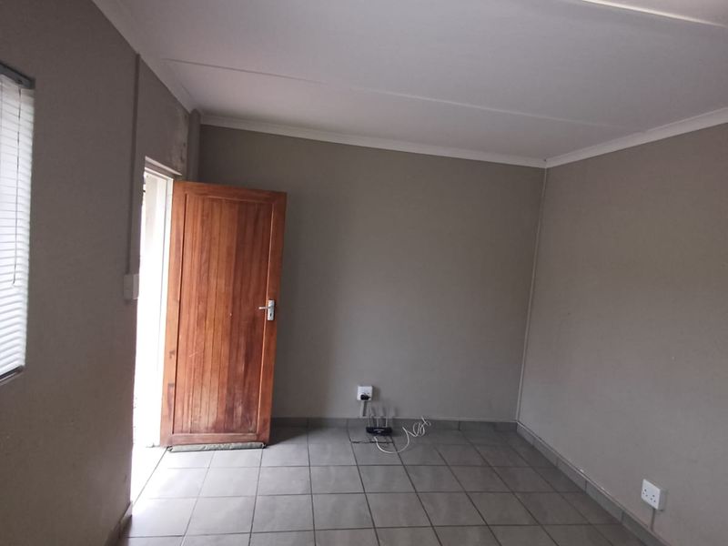 One Bedroom Flat to Let in Bergsig - Photo 3