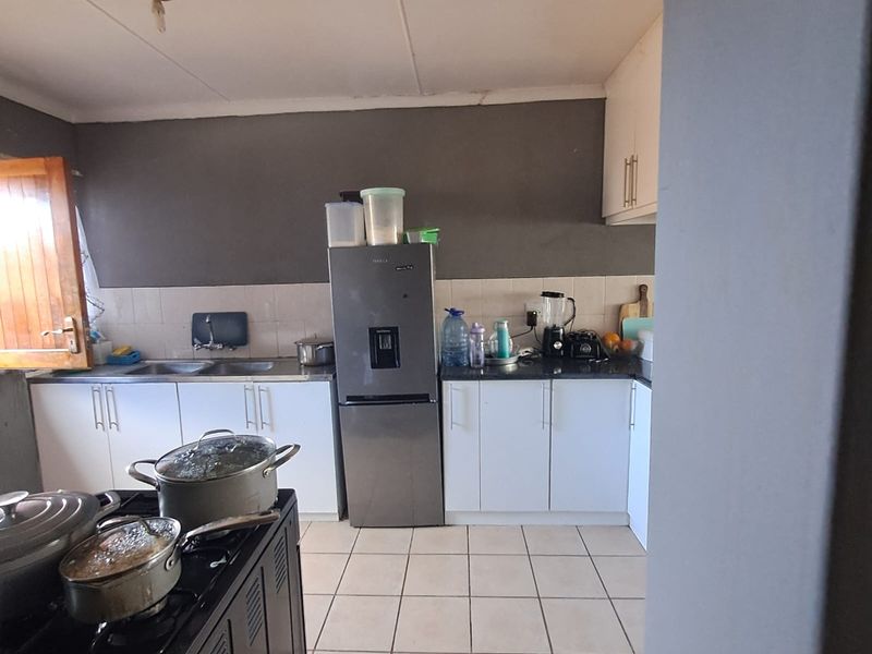 3 bed townhouse to let in Laurie Dashwood Park - Photo 6