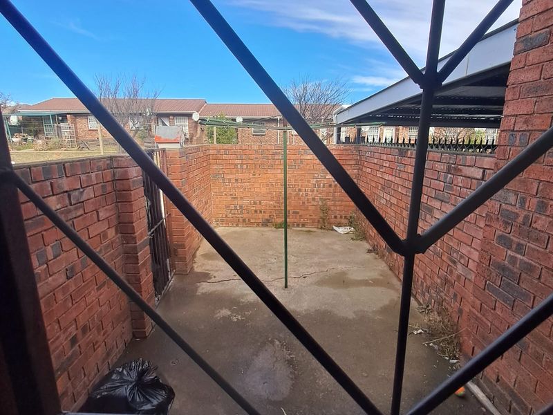 3 bed townhouse to let in Laurie Dashwood Park - Photo 4