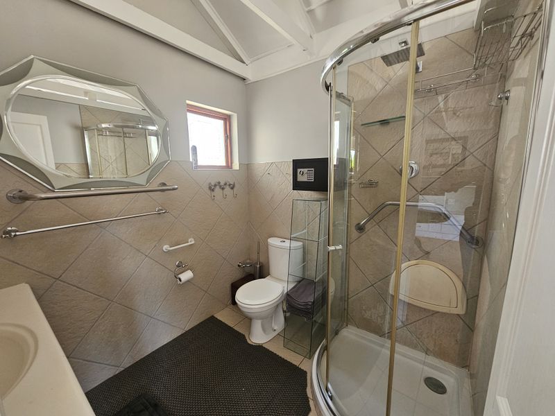 Beacon Bay - Fully Furnished, modern Garden flat with secure parking - Photo 7