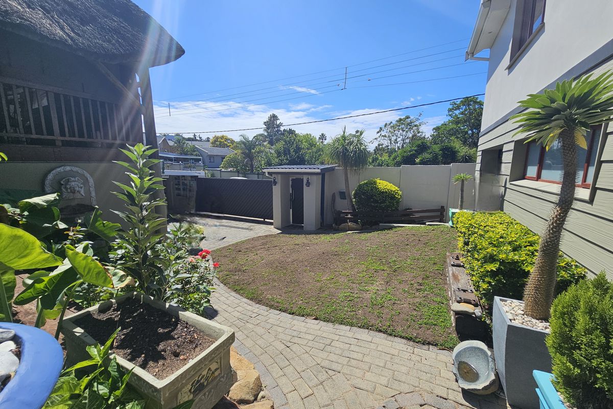 Beacon Bay - Fully Furnished, modern Garden flat with secure parking - Photo 2