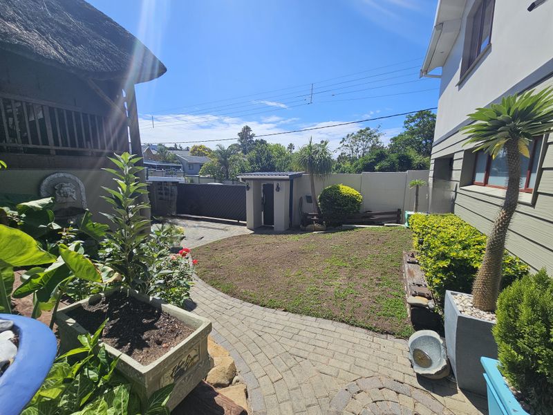 Beacon Bay - Fully Furnished, modern Garden flat with secure parking - Photo 2