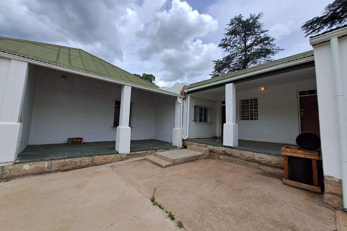 Charming & Spacious Gem in Lady Grey – Perfect for Living or Business Ventures! - Photo 4