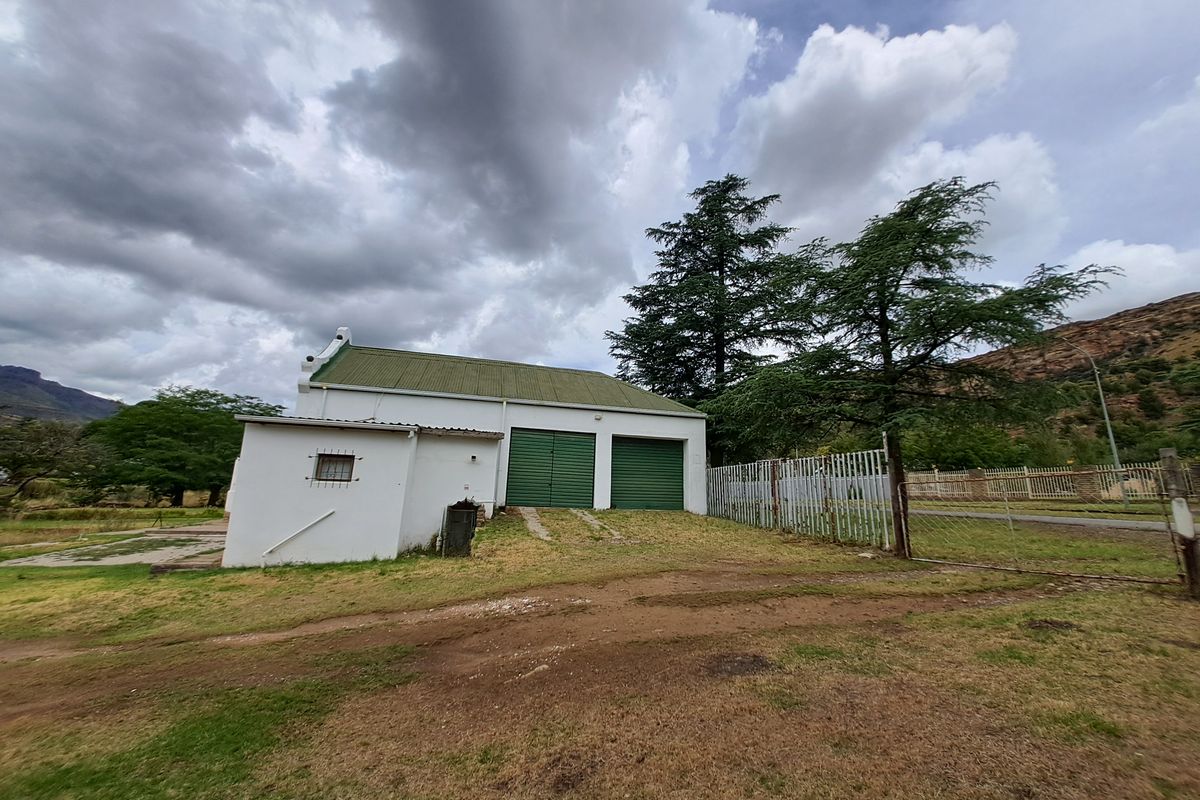 Charming & Spacious Gem in Lady Grey – Perfect for Living or Business Ventures! - Photo 3