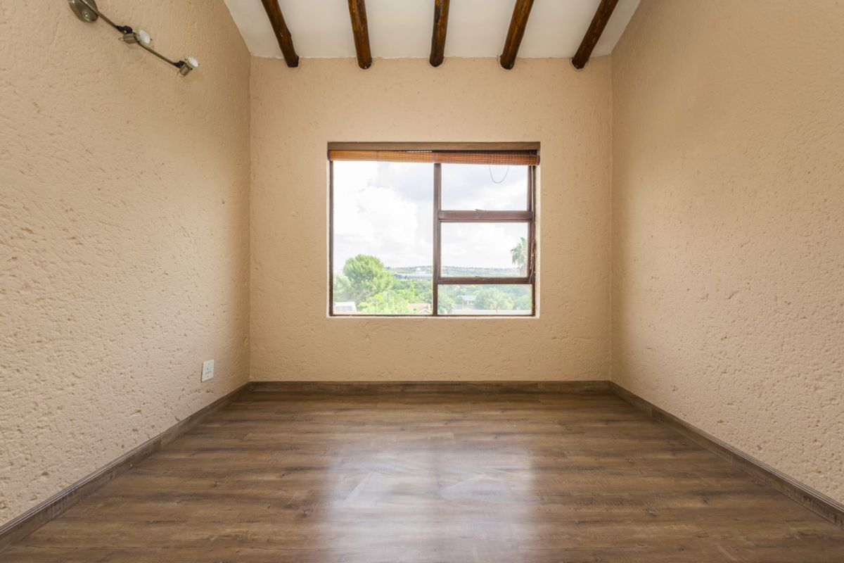 Light-Filled 2-Bedroom Apartment in Secure Glen Eagles Complex - Photo 5