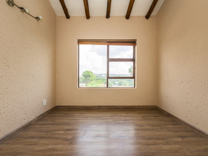 Light-Filled 2-Bedroom Apartment in Secure Glen Eagles Complex - Photo 5