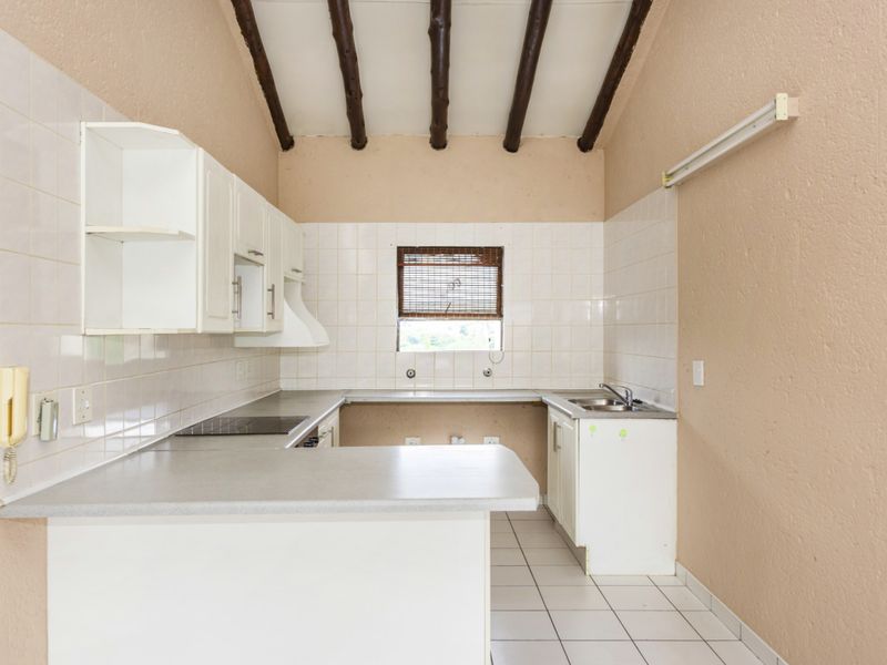 Light-Filled 2-Bedroom Apartment in Secure Glen Eagles Complex - Photo 3