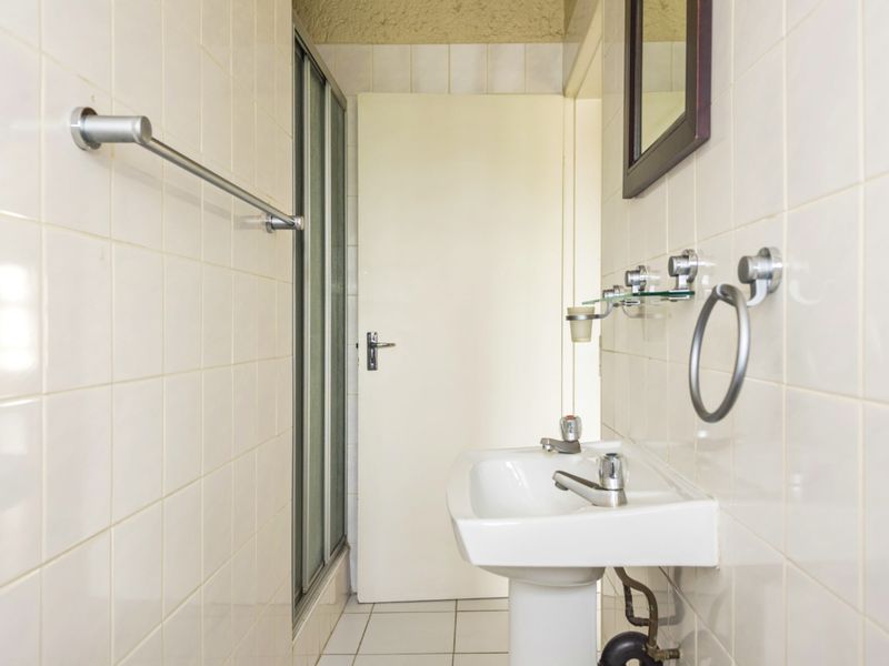 Light-Filled 2-Bedroom Apartment in Secure Glen Eagles Complex - Photo 7