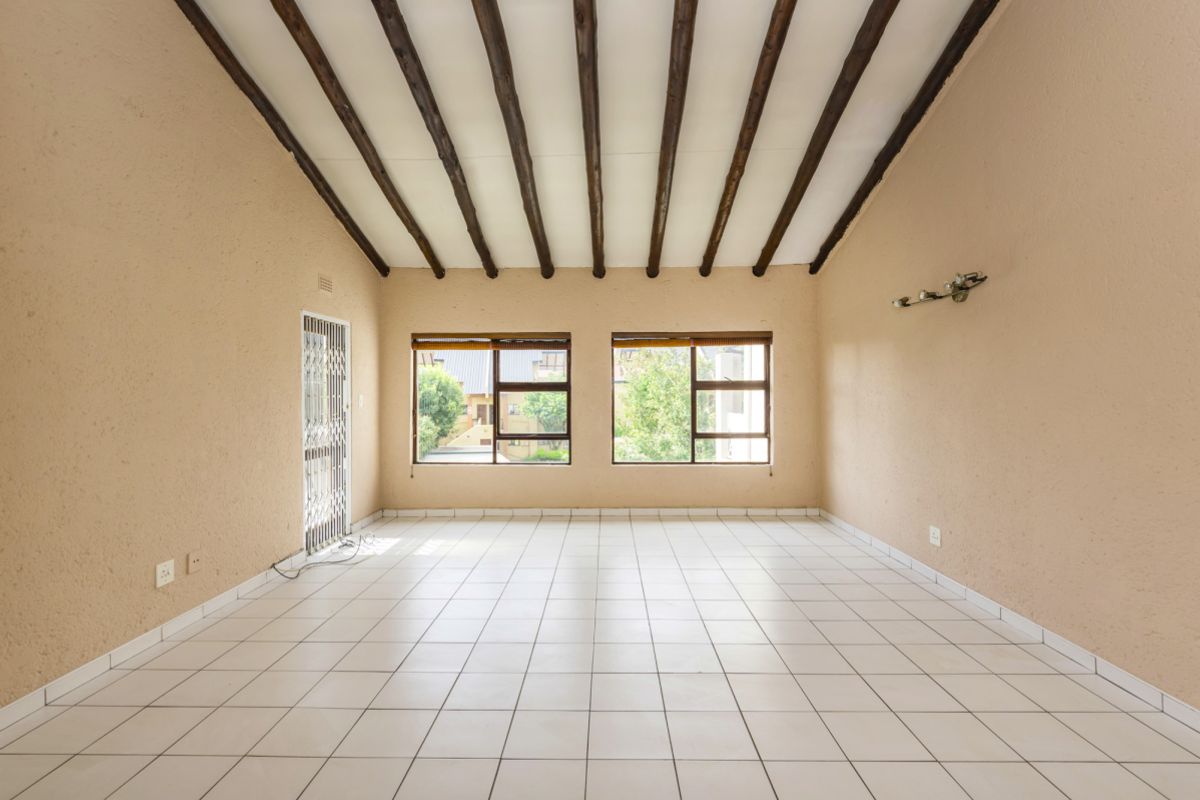 Light-Filled 2-Bedroom Apartment in Secure Glen Eagles Complex - Photo 2