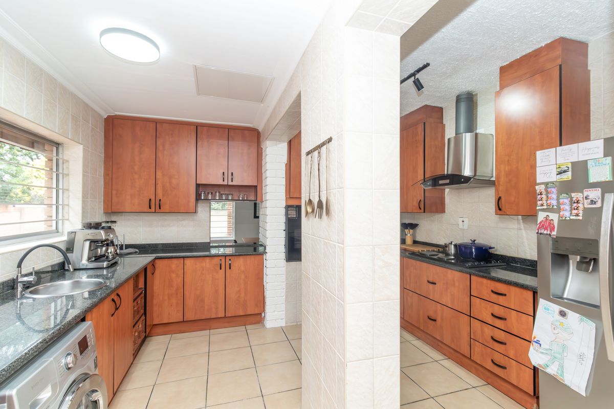 Stunning freestanding bedroom home for sale in Sunninghill, Sandton – your dream living space awaits - Photo 3