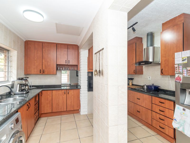 Stunning freestanding bedroom home for sale in Sunninghill, Sandton – your dream living space awaits - Photo 3