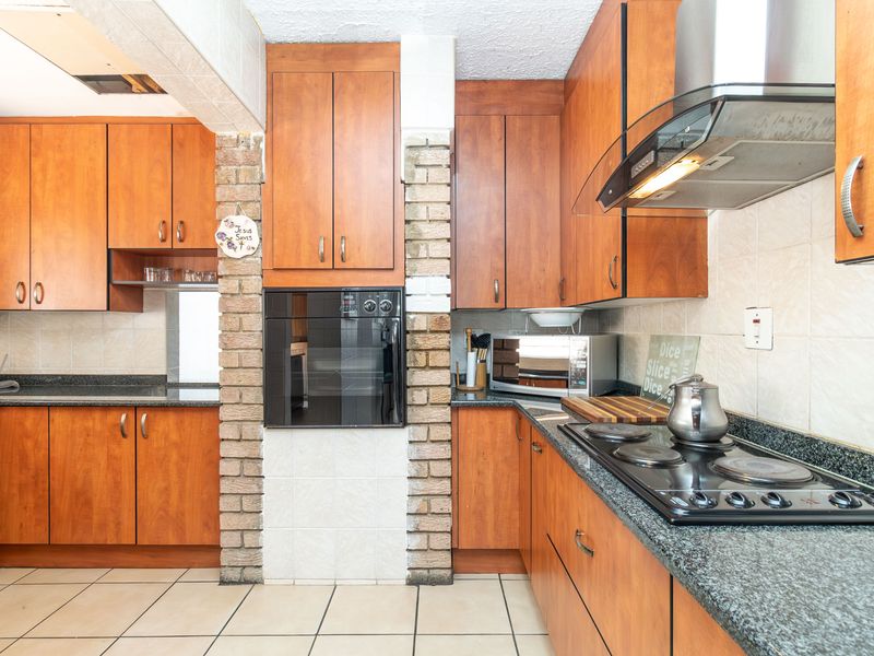 Stunning freestanding bedroom home for sale in Sunninghill, Sandton – your dream living space awaits - Photo 6