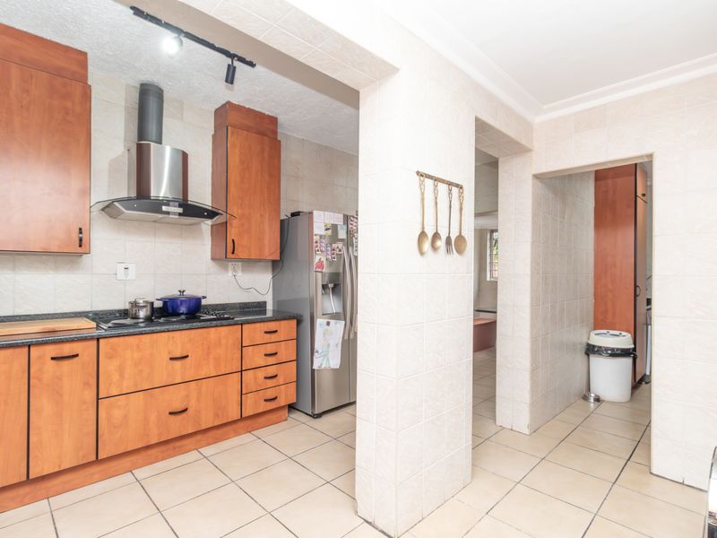 Stunning freestanding bedroom home for sale in Sunninghill, Sandton – your dream living space awaits - Photo 4