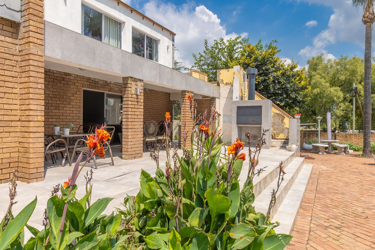 Stunning freestanding bedroom home for sale in Sunninghill, Sandton – your dream living space awaits - Photo 2