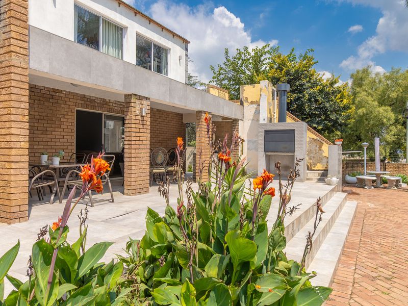 Stunning freestanding bedroom home for sale in Sunninghill, Sandton – your dream living space awaits - Photo 2