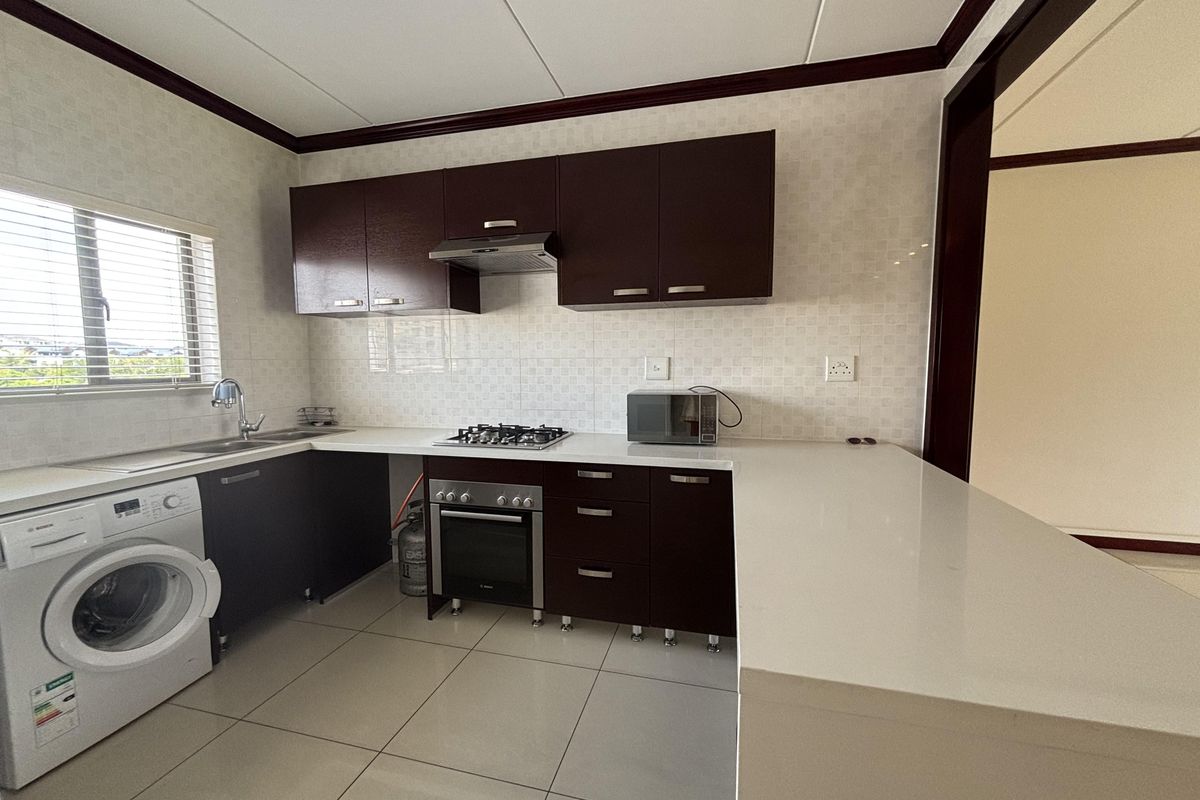 Elegant & Airy 1st Floor Apartment in Sought-After Lake Xanadu - Photo 5