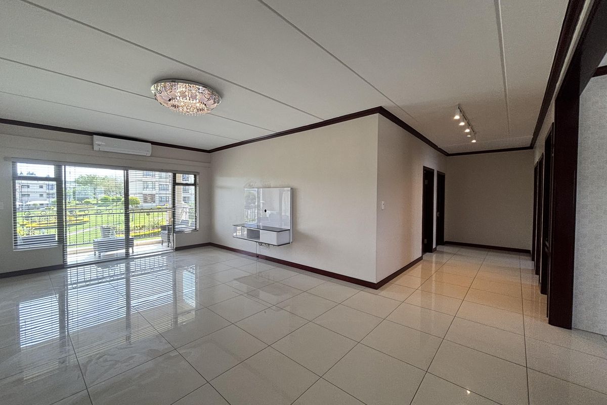 Elegant & Airy 1st Floor Apartment in Sought-After Lake Xanadu - Photo 2