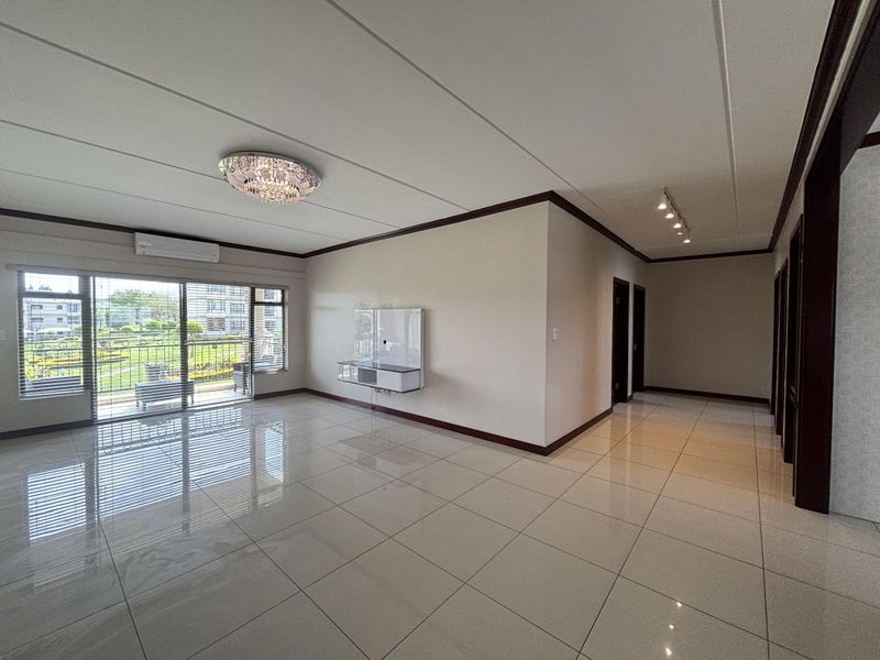 Elegant & Airy 1st Floor Apartment in Sought-After Lake Xanadu - Photo 2