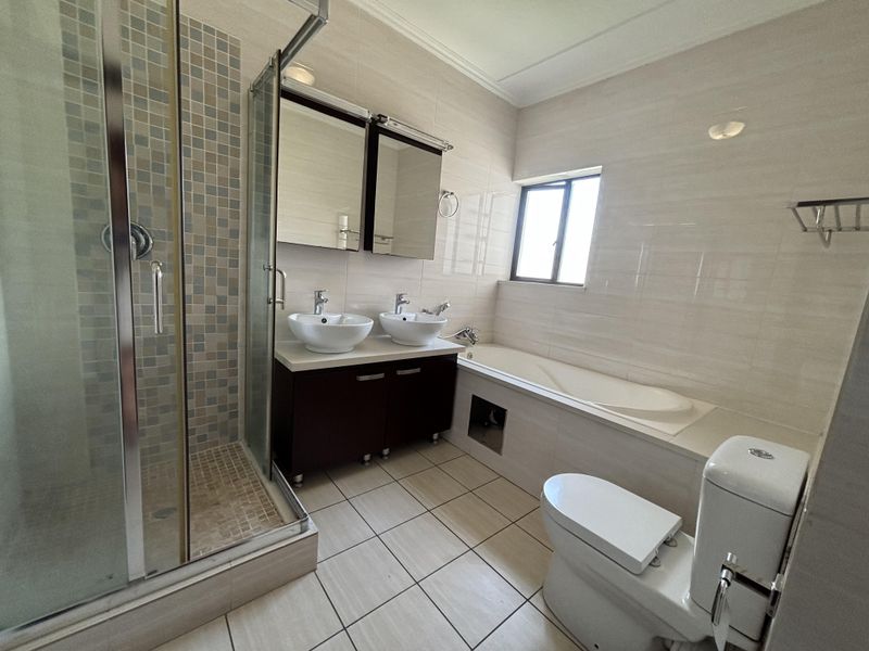 Elegant & Airy 1st Floor Apartment in Sought-After Lake Xanadu - Photo 9