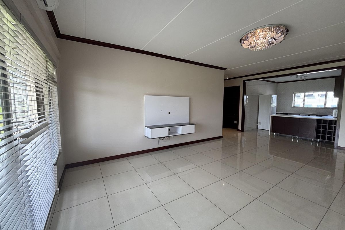 Elegant & Airy 1st Floor Apartment in Sought-After Lake Xanadu - Photo 3