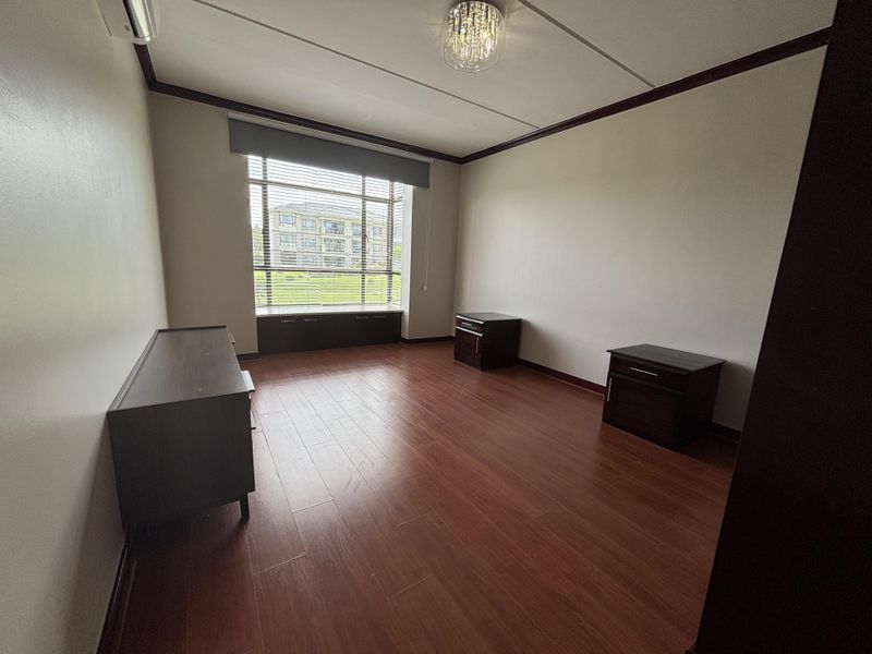 Elegant & Airy 1st Floor Apartment in Sought-After Lake Xanadu - Photo 7