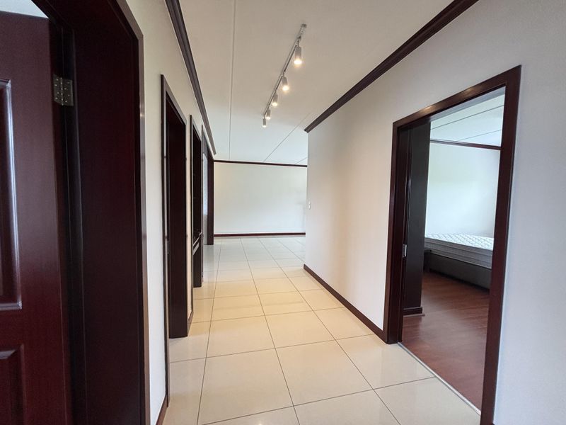 Elegant & Airy 1st Floor Apartment in Sought-After Lake Xanadu - Photo 6