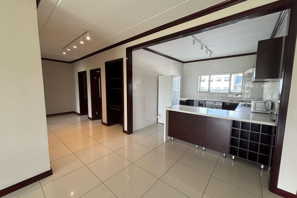 Elegant & Airy 1st Floor Apartment in Sought-After Lake Xanadu - Photo 4