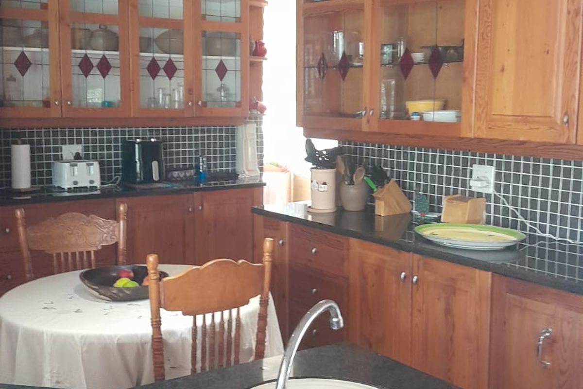 Beautiful Family Home in the Heart of the Kloof - Photo 5