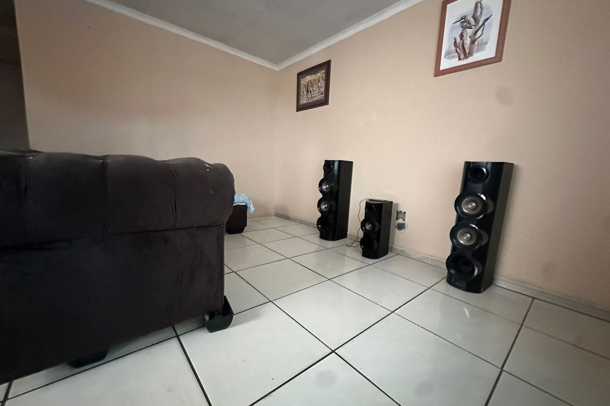 Cozy bedroom in a tranquil neighborhood, featuring ample natural light and modern amenities awaits - Photo 2