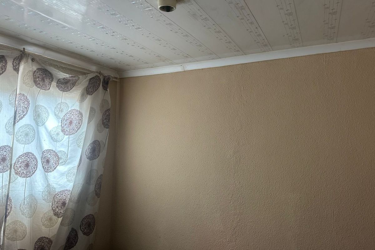 Cozy bedroom in a tranquil neighborhood, featuring ample natural light and modern amenities awaits - Photo 3