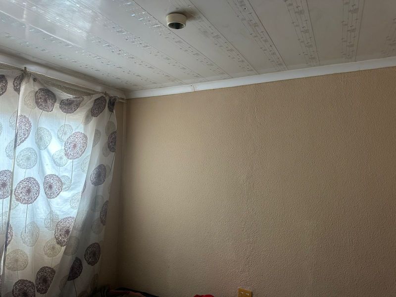 Cozy bedroom in a tranquil neighborhood, featuring ample natural light and modern amenities awaits - Photo 3