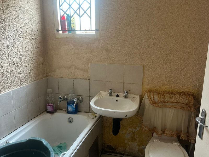 Cozy bedroom in a tranquil neighborhood, featuring ample natural light and modern amenities awaits - Photo 8